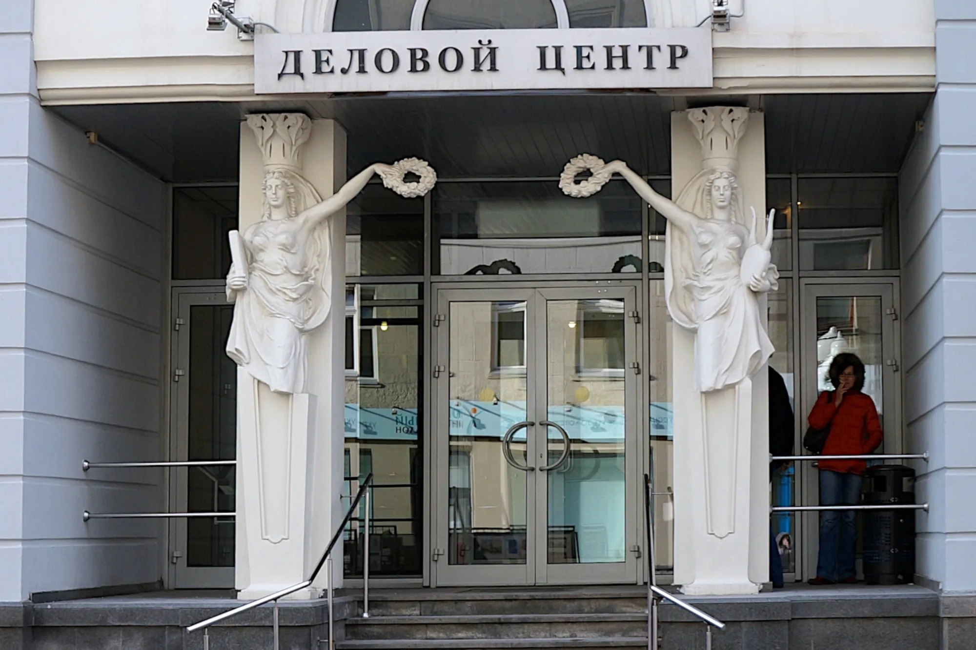 Мидланд Плаза, вход